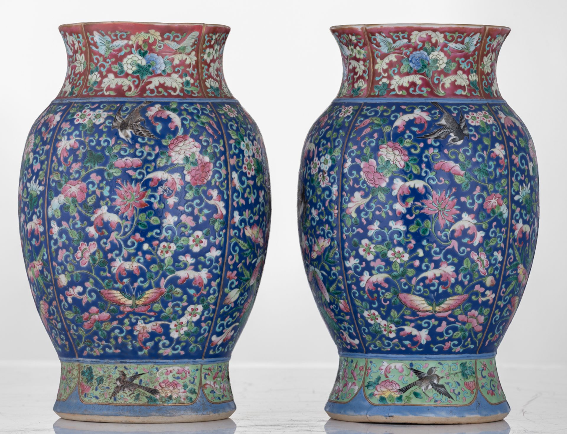 A pair of Chinese blue ground famille rose floral decorated lantern shaped vases, with a lobed mouth - Bild 2 aus 6