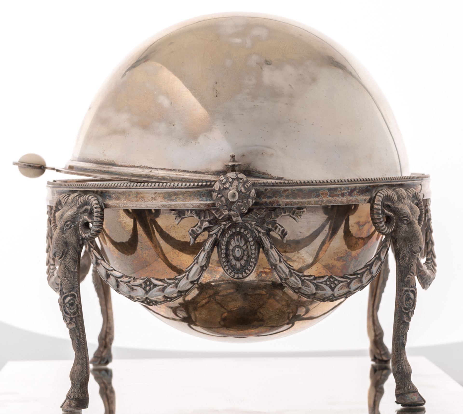 An English silver plated neoclassical covered caviar server with a bone handle, H 25 - W 38 - D 24 c - Bild 3 aus 10