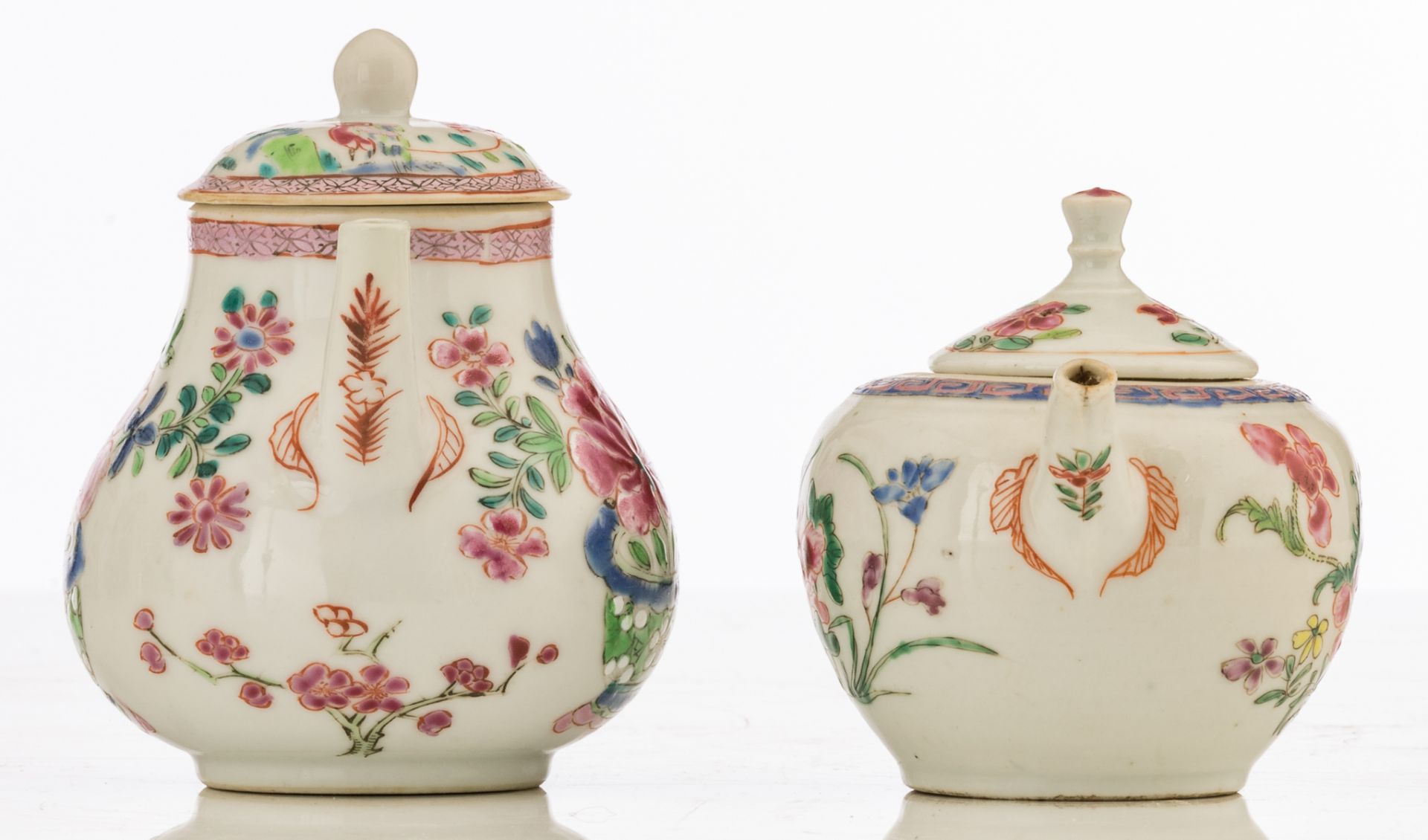 A lot of three Chinese famille rose porcelain coffee pots (one with silver mount) and two small tea - Bild 9 aus 11
