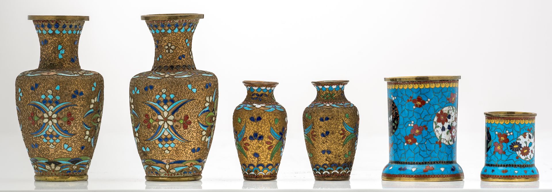 A lot of various Chinese cloisonné enamel and filigree ornamental miniature vases and boxes and cove - Bild 5 aus 11