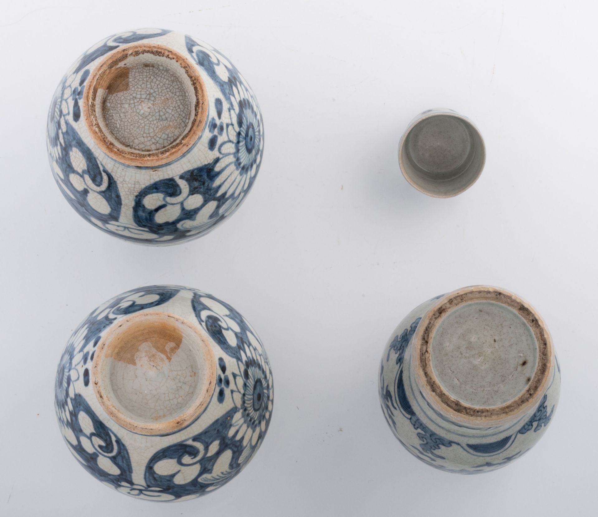 A lot of two Chinese blue and white porcelain jarlets and a covered meiping vase, the jarlets decora - Image 6 of 6