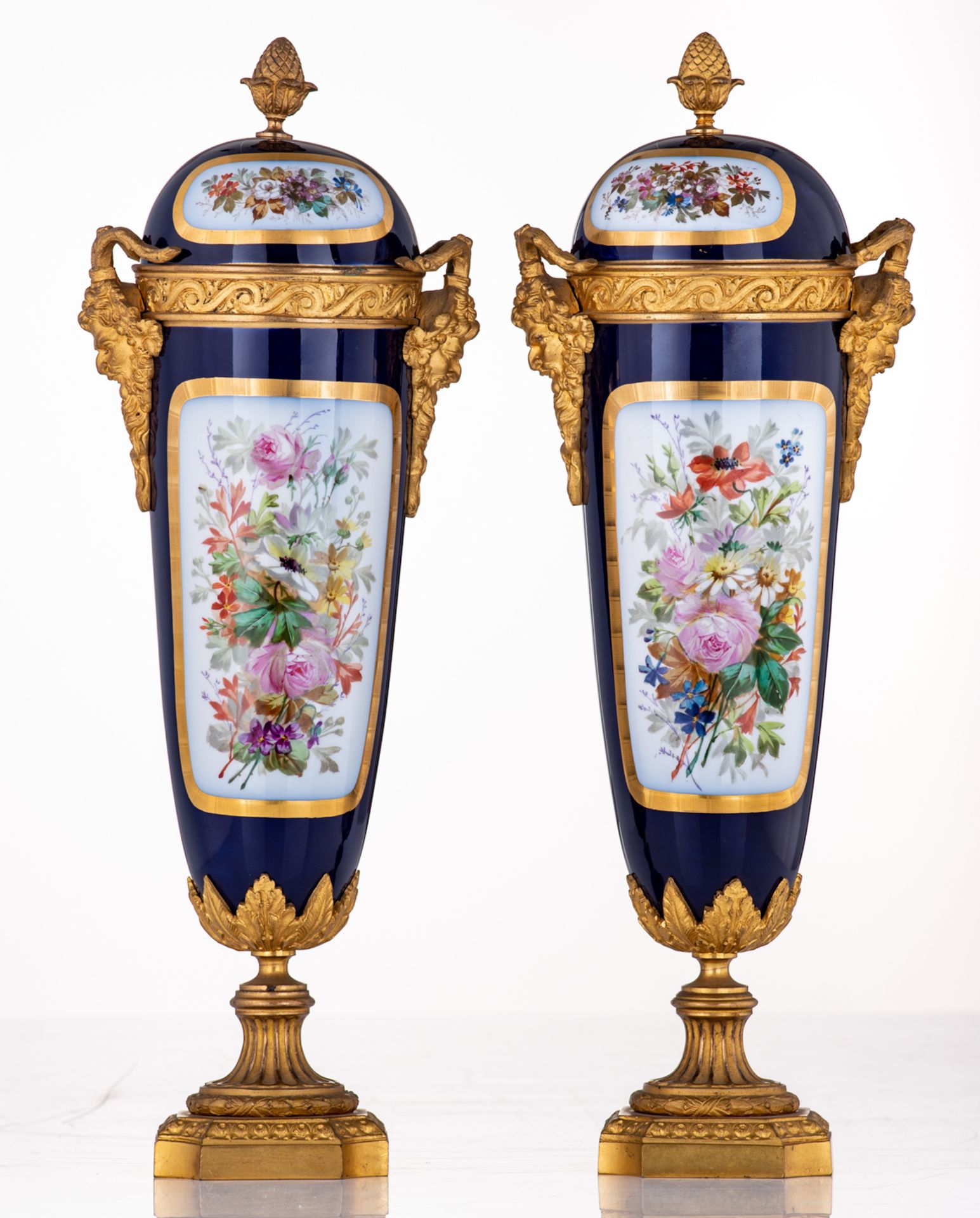 A pair of covered vases with gilt bronze mounts, decorated with a mother and child to the front and - Bild 2 aus 10