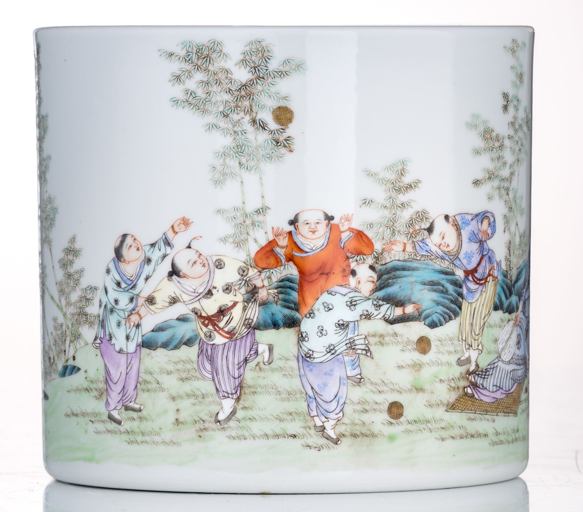 A Chinese famille rose brush pot, decorated with playing children in a garden, with a Qianlong mark, - Bild 2 aus 7