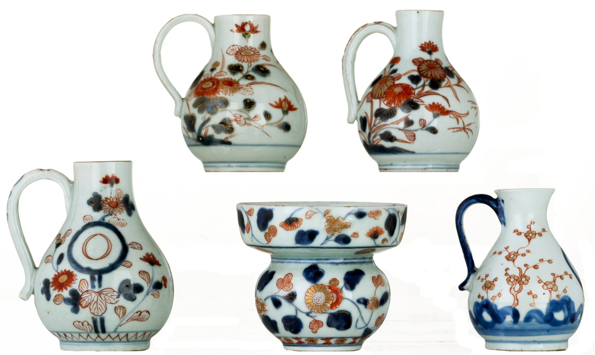 A lot of various Japanese Arita Imari porcelain items, consisting of a spittoon, two creamers and tw - Image 2 of 2