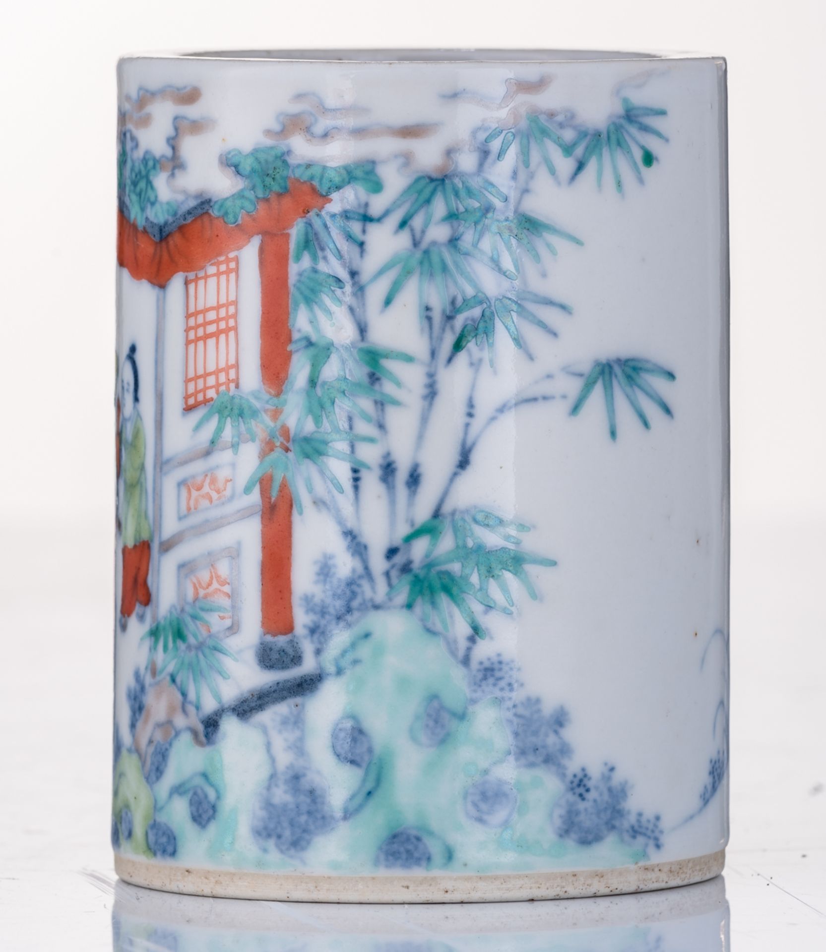 A Chinese doucai pencil pot, with a Qianlong mark, H 12,5 cm - Bild 3 aus 8