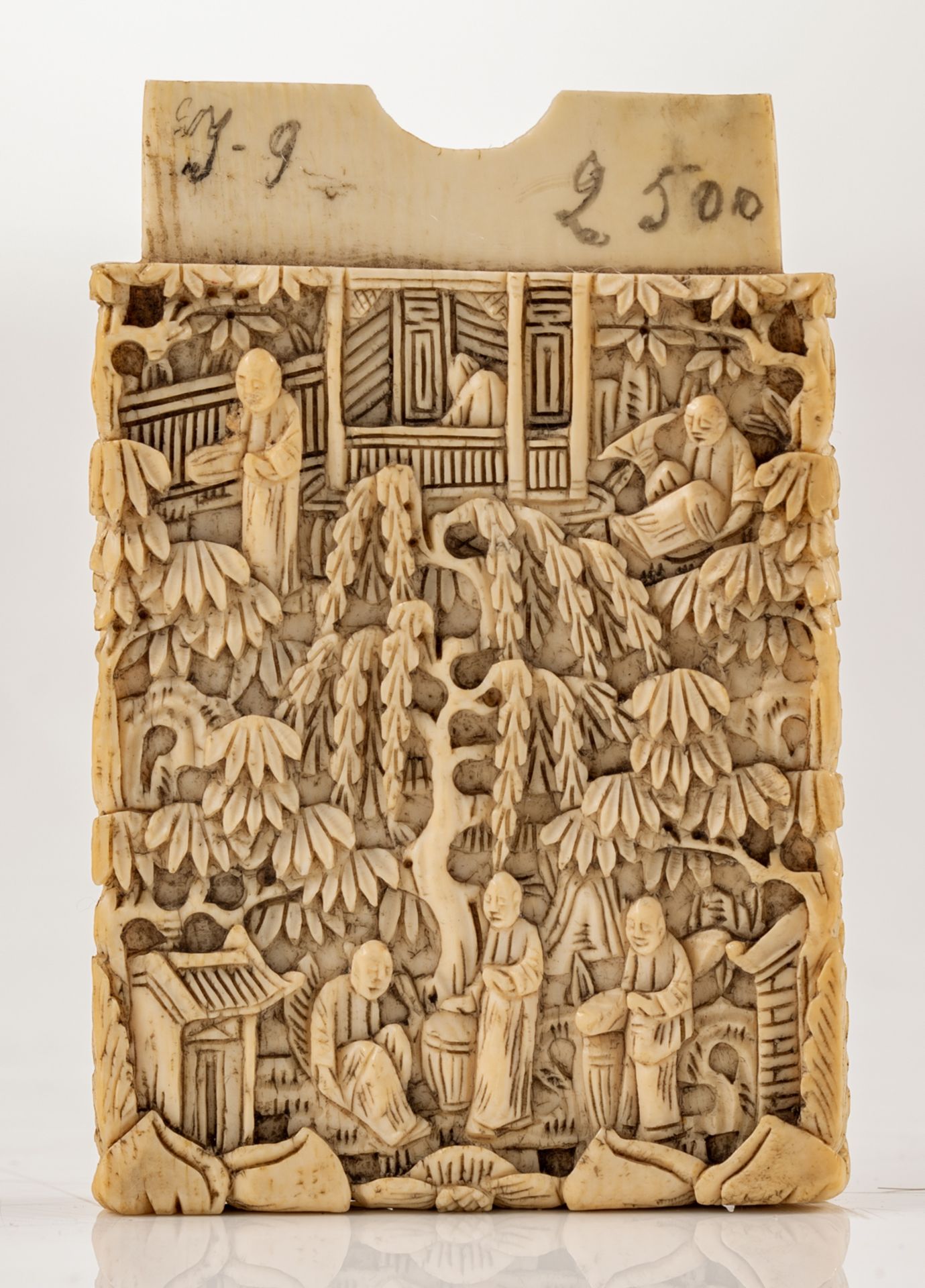 A fine sculpted Chinese ivory card case with figures in a garden and terrace setting, last quarter o - Image 3 of 5