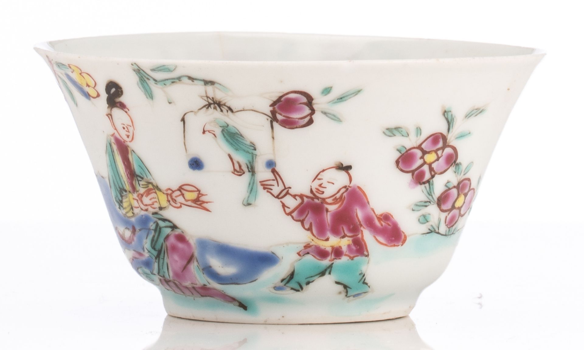 A Chinese famille rose tea cup and saucer, depicting a romantic scene, 18thC, H 4 - ø 11,5 cm - Bild 2 aus 7