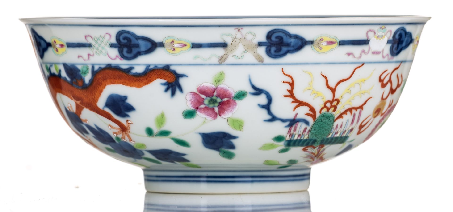 A Chinese polychrome bowl, decorated with flowers and dragons, chasing the flaming pearl, with a Ton - Bild 5 aus 7