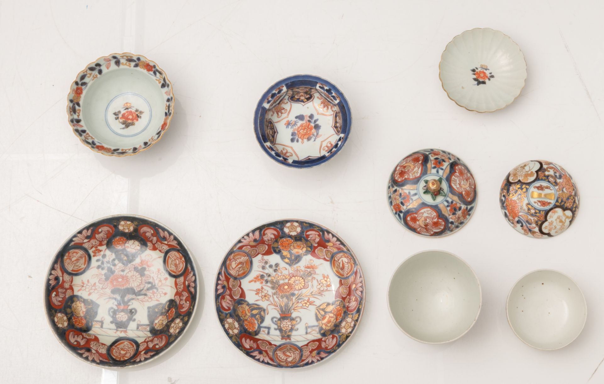 A lot of various Japanese Arita Imari porcelain items, consisting of two dishes, three covered bowls - Image 6 of 7