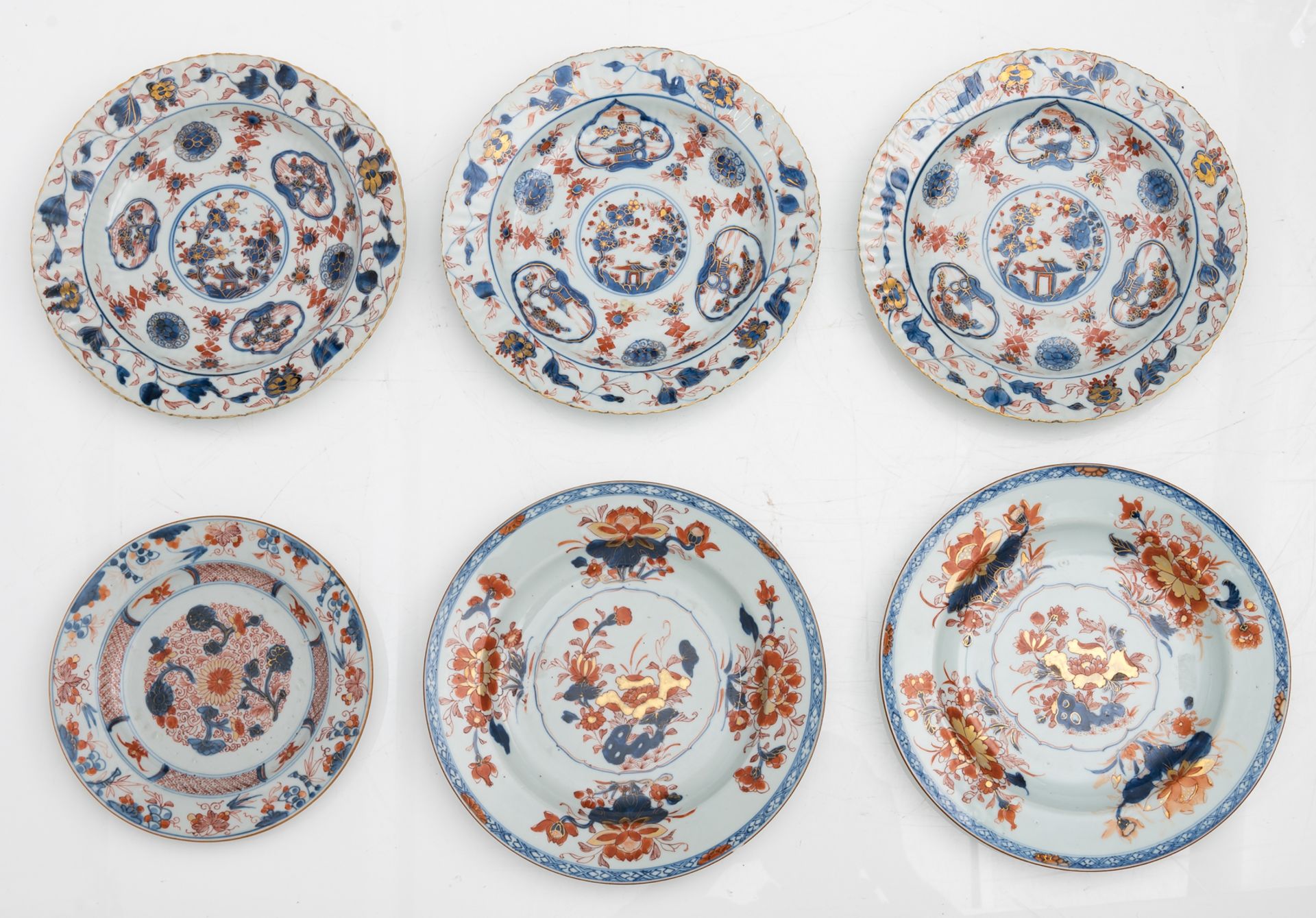 A lot of 30 Chinese Imari dishes, second quarter of the 18thC, ø 22,8 - 28,2 cm - Bild 4 aus 11