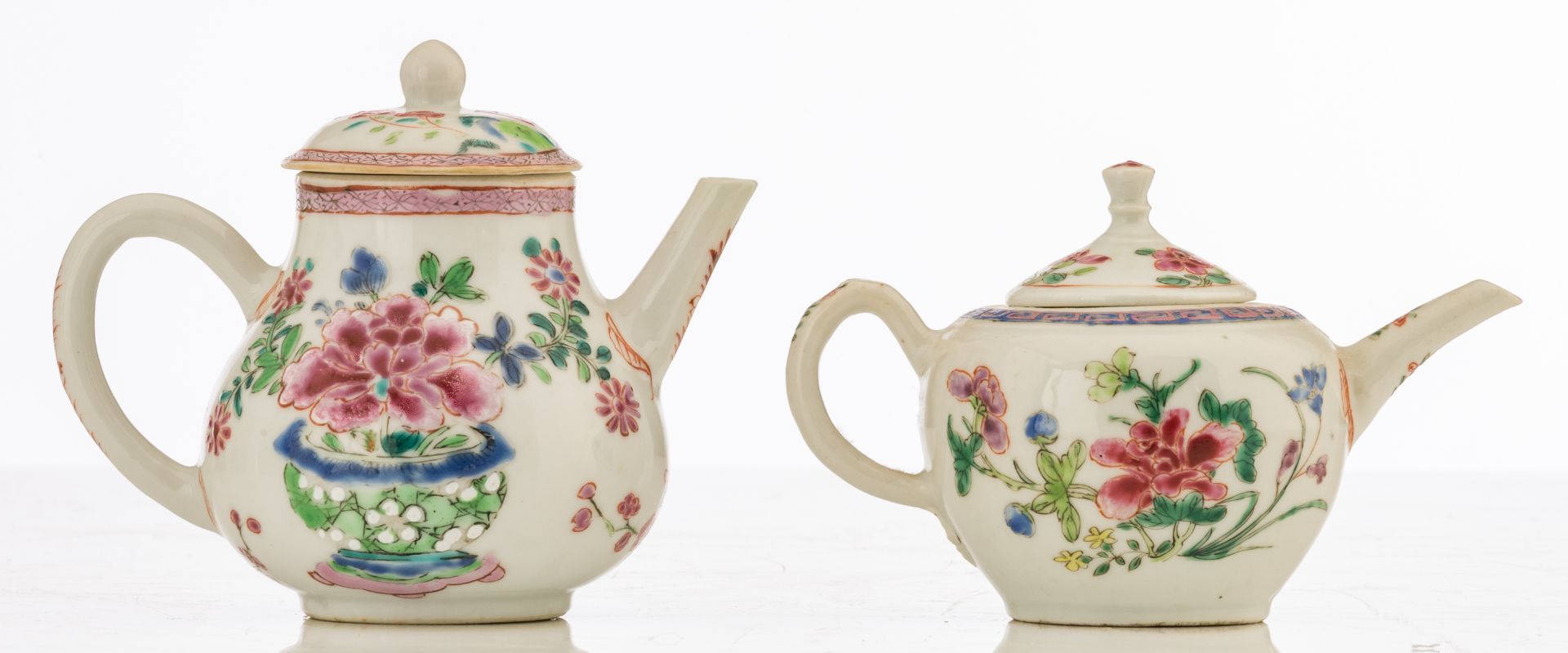 A lot of three Chinese famille rose porcelain coffee pots (one with silver mount) and two small tea - Bild 8 aus 11