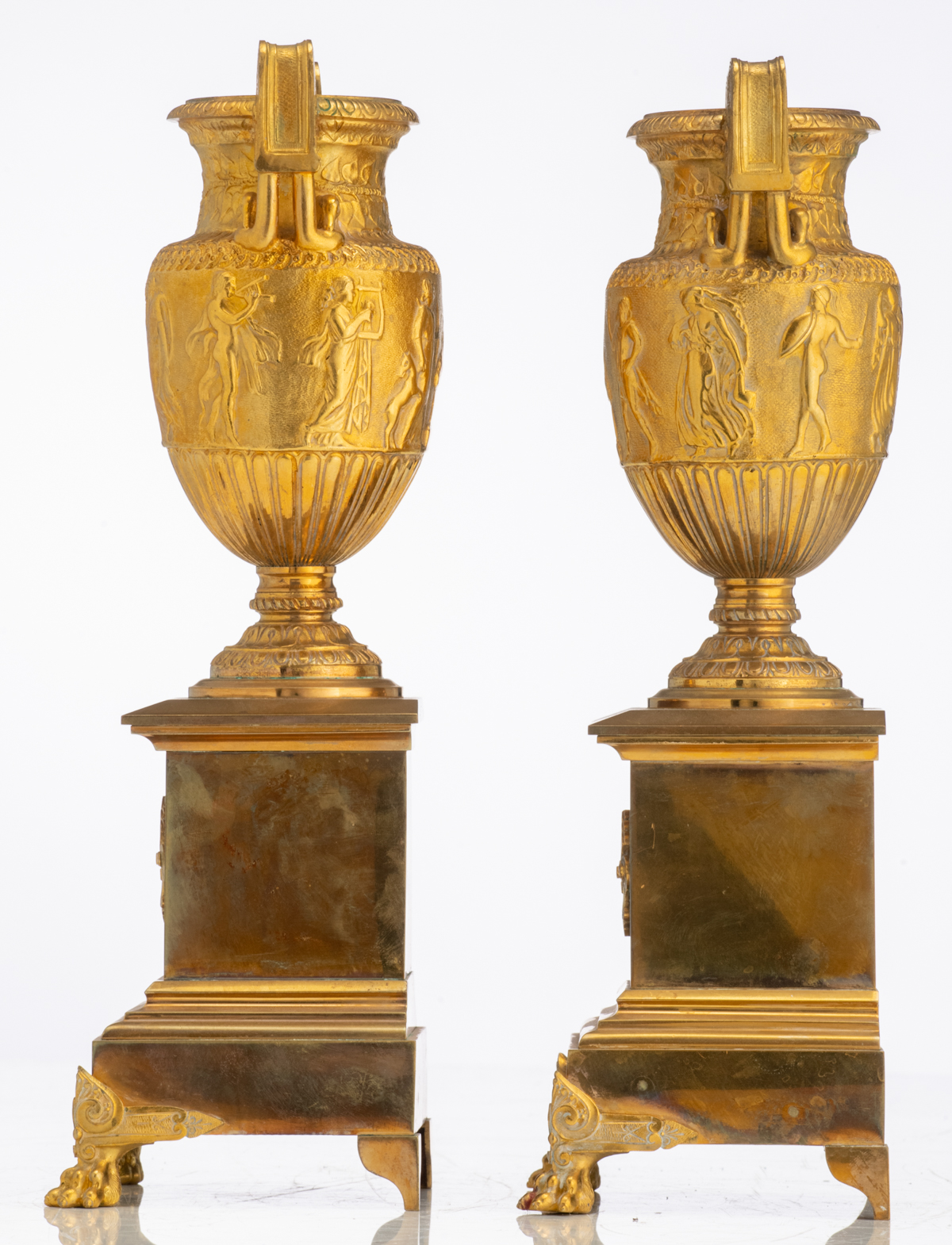 A pair of gilt, patinated and polished bronze Medici vases, on their ditto base, H 29,5 cm - Image 2 of 5