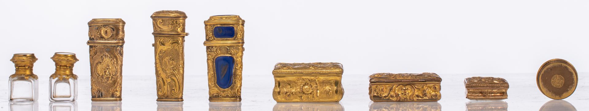 A charming lot of various objets de vertu, all made out of relief decorated gilt brass, added two so - Bild 4 aus 6