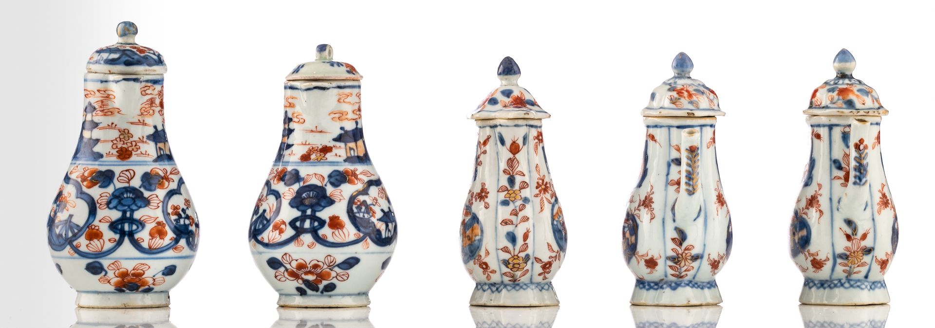 A lot of two small Chinese porcelain Imari ewers and three ditto creamers, mid 18thC, H 13,5 - 15,5 - Bild 5 aus 7