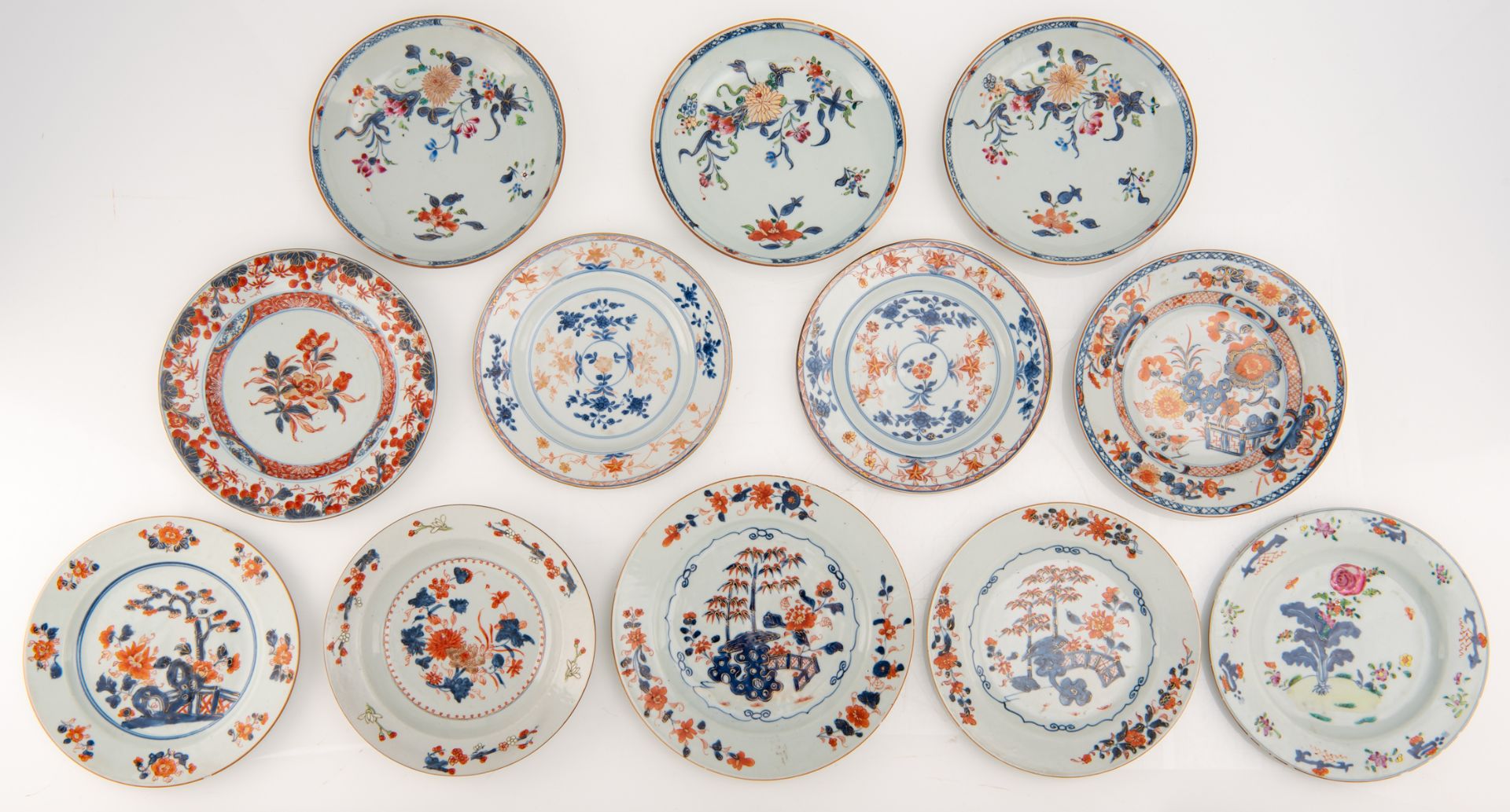 A lot of various Chinese floral decorated famille rose and Imari dishes, 18thC, ø 22 - 25,5 cm - Bild 2 aus 3