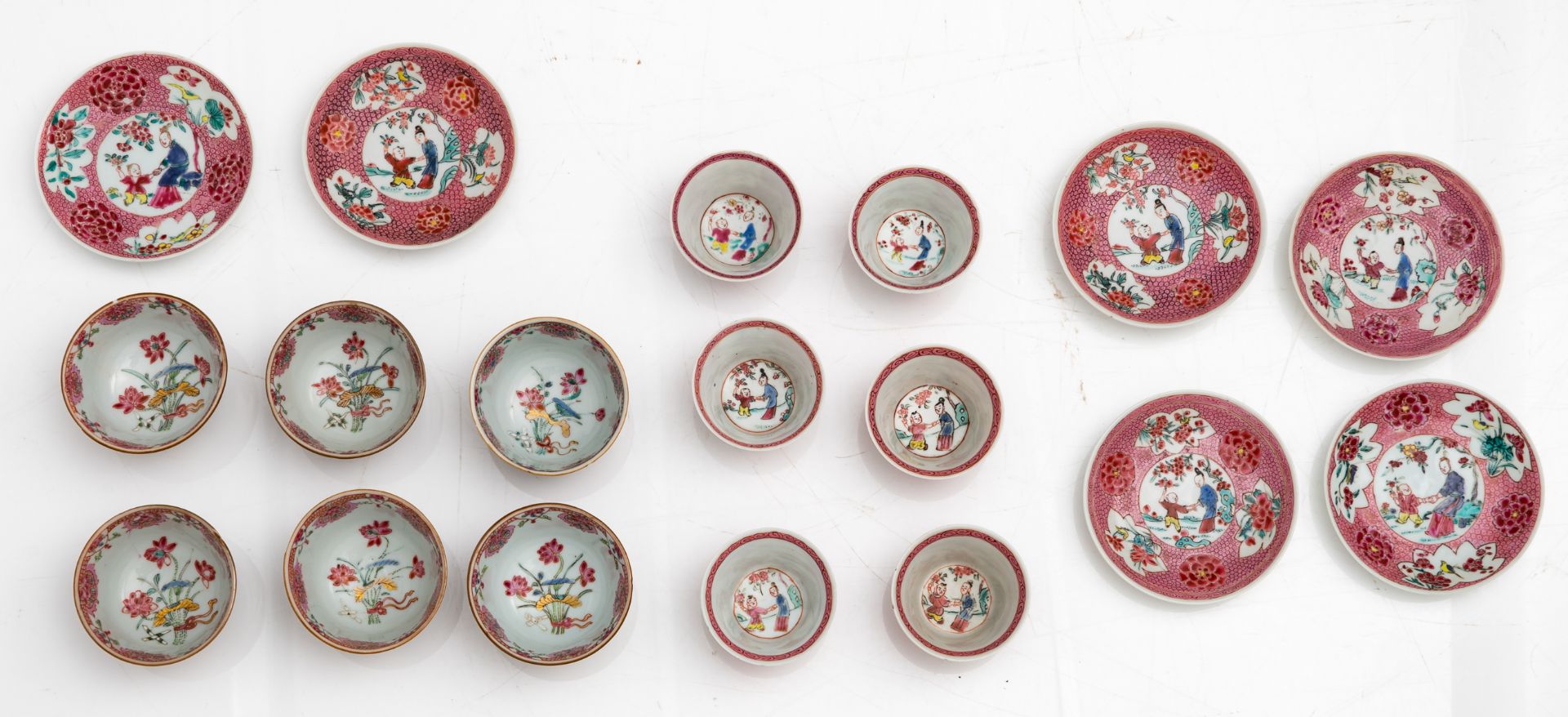 A lot of various Chinese famille rose porcelain items, consisting of three sets of cups and saucers - Image 18 of 26