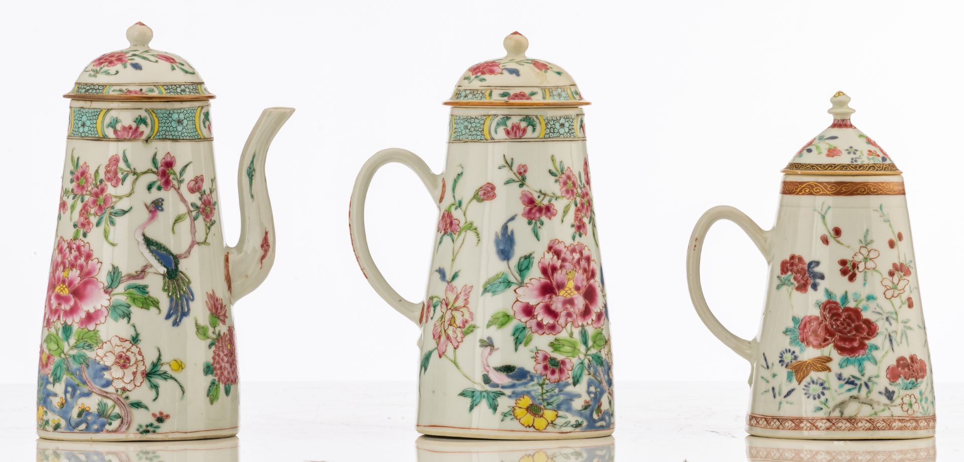 A lot of three Chinese famille rose porcelain coffee pots (one with silver mount) and two small tea - Bild 5 aus 11