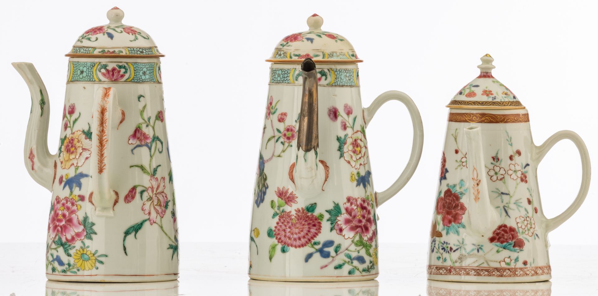 A lot of three Chinese famille rose porcelain coffee pots (one with silver mount) and two small tea - Bild 3 aus 11