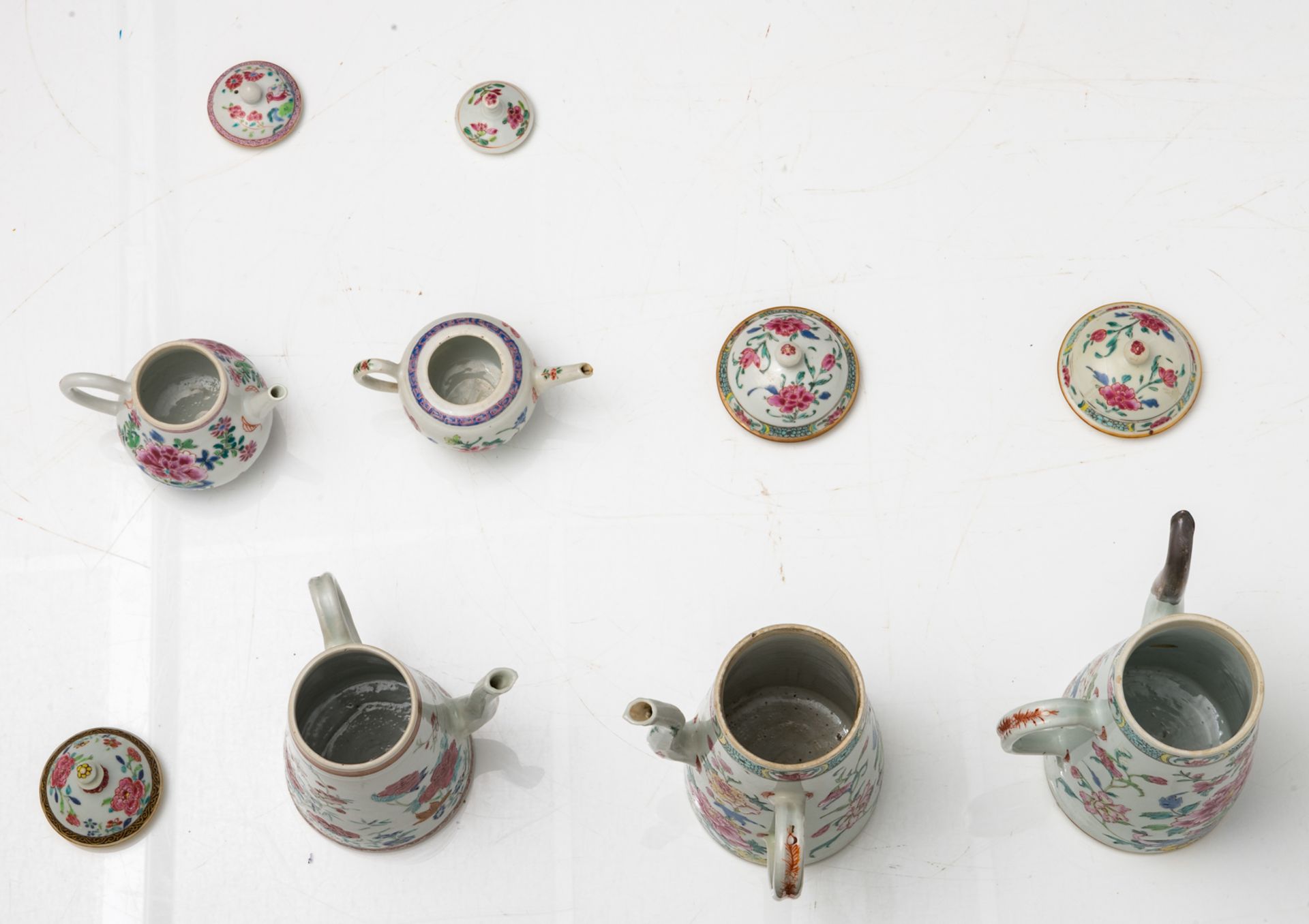 A lot of three Chinese famille rose porcelain coffee pots (one with silver mount) and two small tea - Bild 10 aus 11