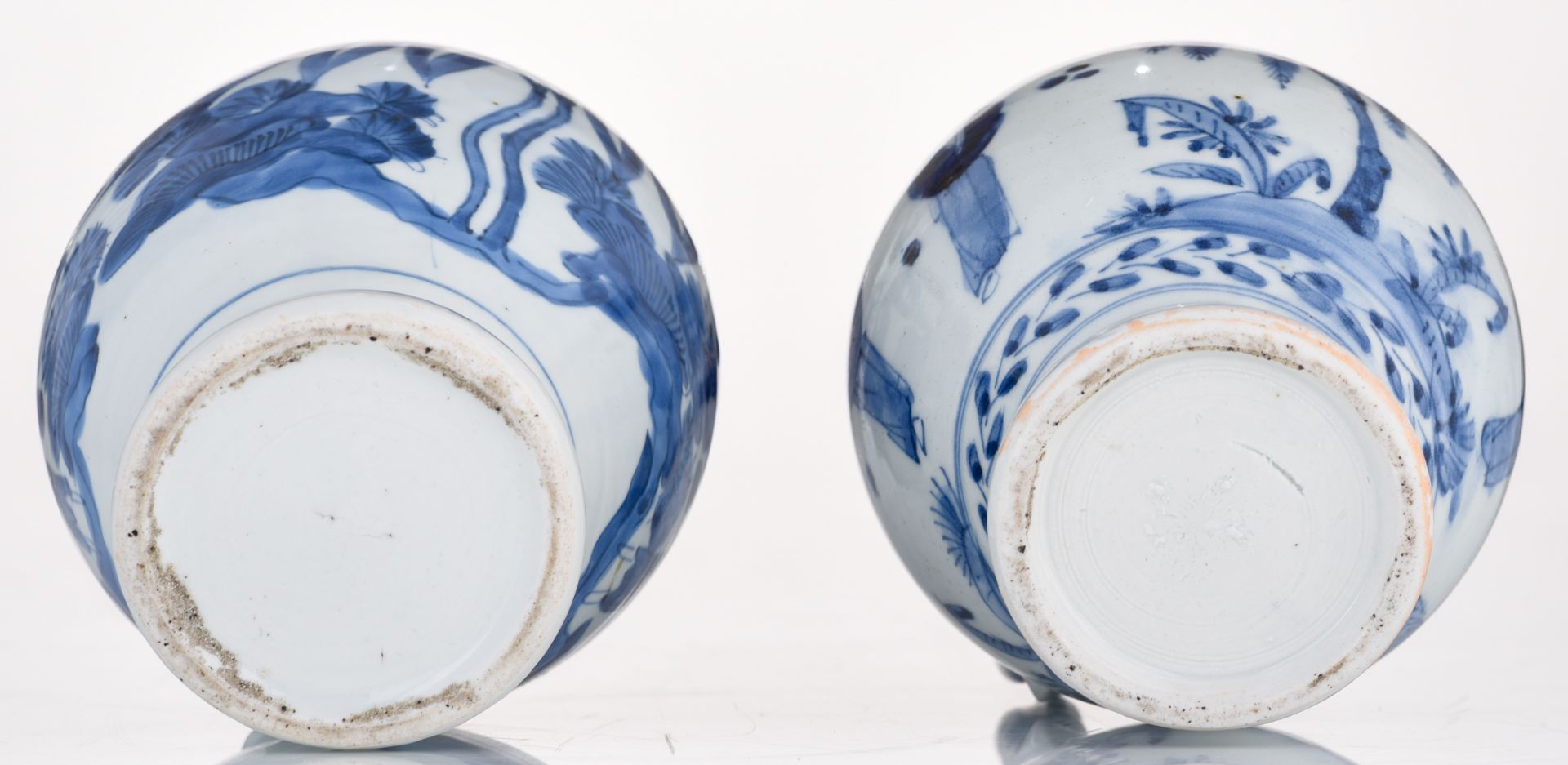 Two Japanese blue and white Arita jugs, Edo and period, H 22,5 cm - Image 6 of 6