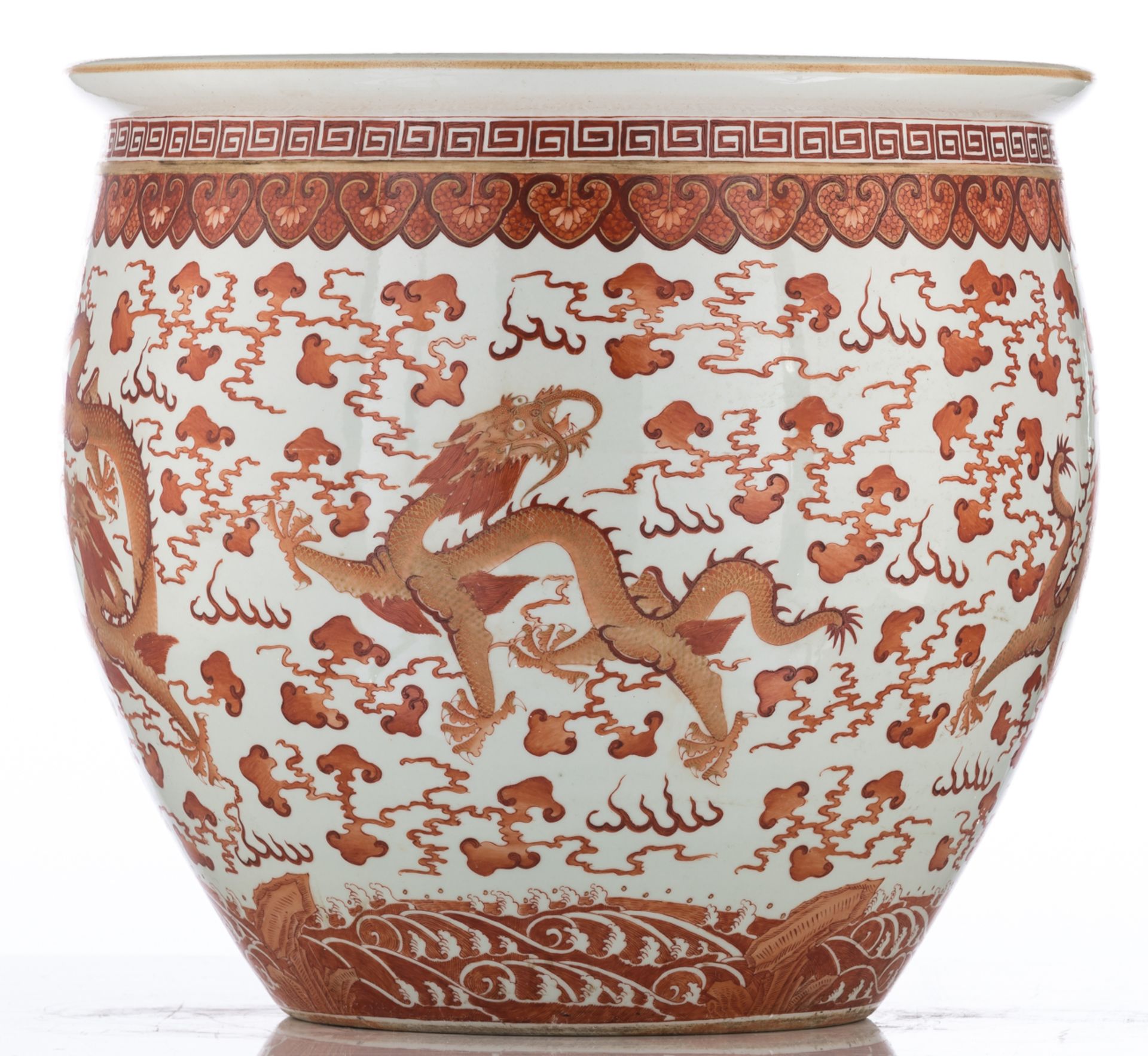 A Chinese iron red and gilt jardiniere, decorated with dragons, with a Qianlong mark, H 82 - ø 57 cm - Image 4 of 8