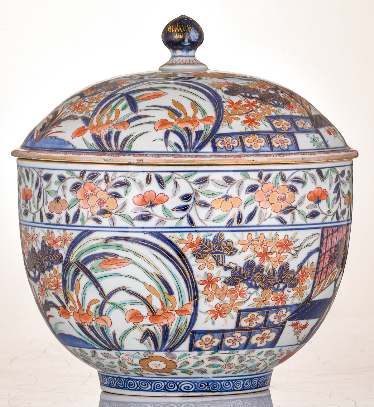 A large Japanese Arita Imari covered bowl, decorated with a pavilion in garden setting, with flower - Image 5 of 7