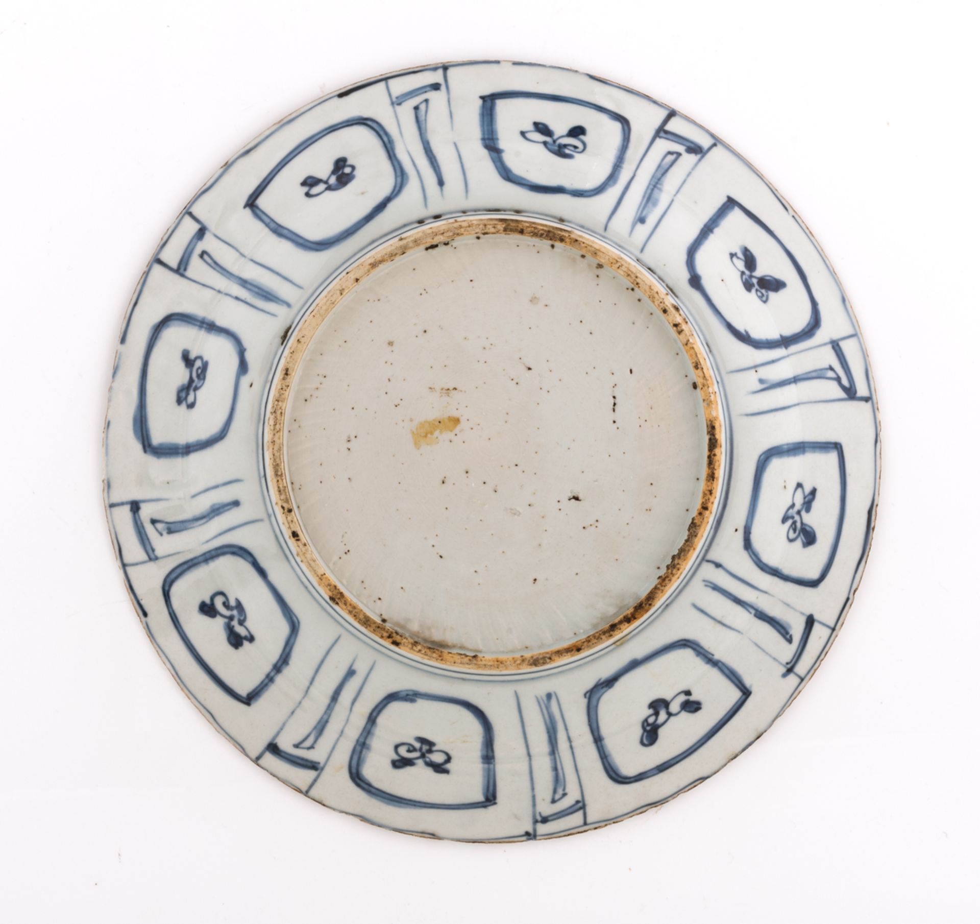 A Chinese blue and white decorated 'Kraak'-plate of the Wanli type, 17thC, H 4 - ø 28,5 cm - Image 2 of 2