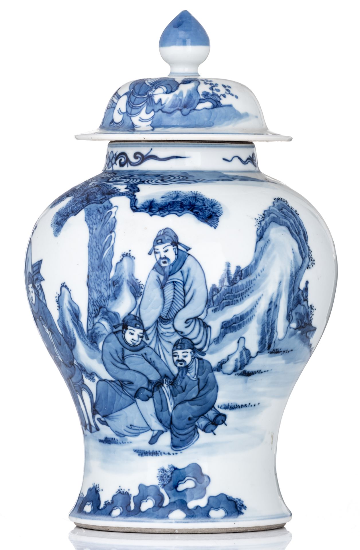 A Chinese blue and white vase and cover, decorated with an animated scene, with a Kangxi mark, H 33 - Bild 2 aus 6