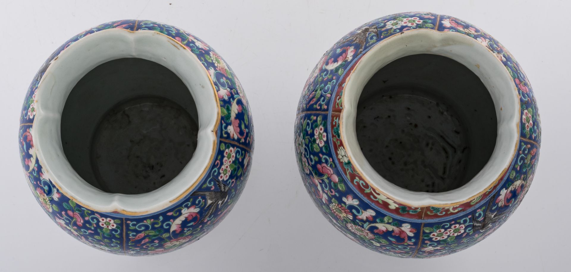 A pair of Chinese blue ground famille rose floral decorated lantern shaped vases, with a lobed mouth - Bild 5 aus 6