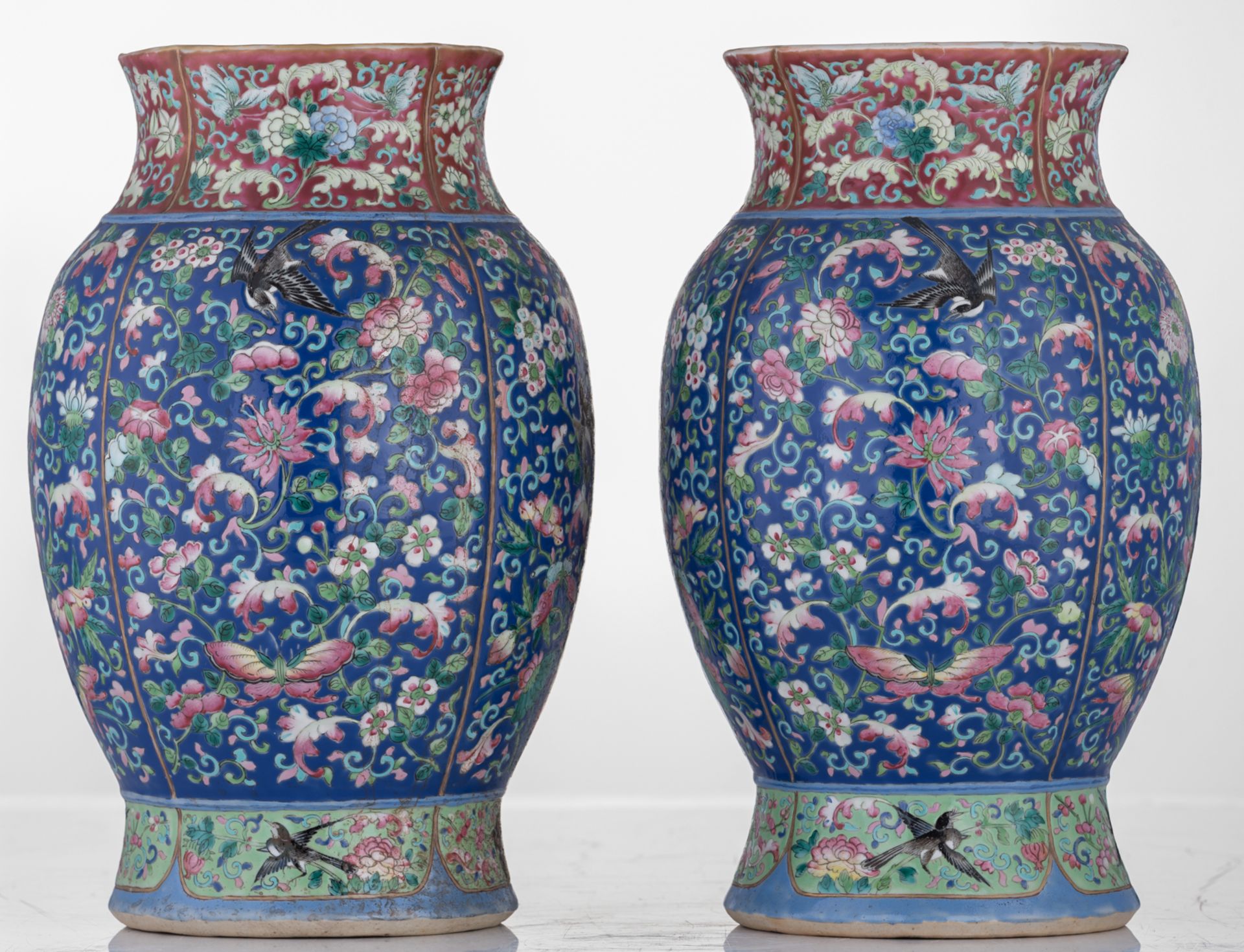 A pair of Chinese blue ground famille rose floral decorated lantern shaped vases, with a lobed mouth - Bild 4 aus 6