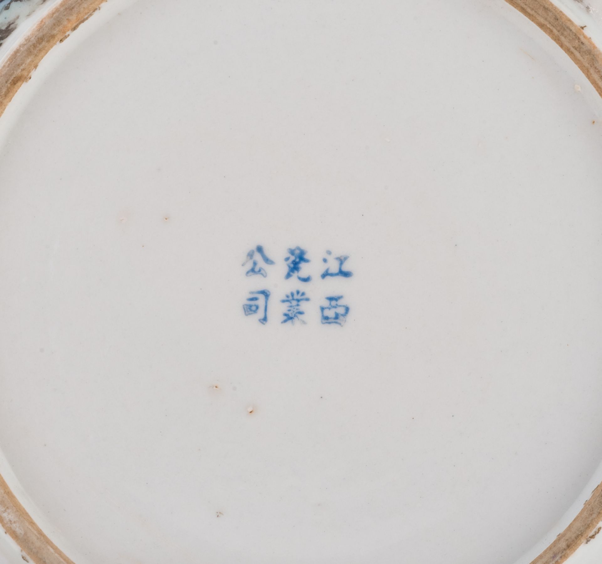 A lot of various Chinese polychrome porcelain items, including a pencil pot, with a four character m - Bild 9 aus 9