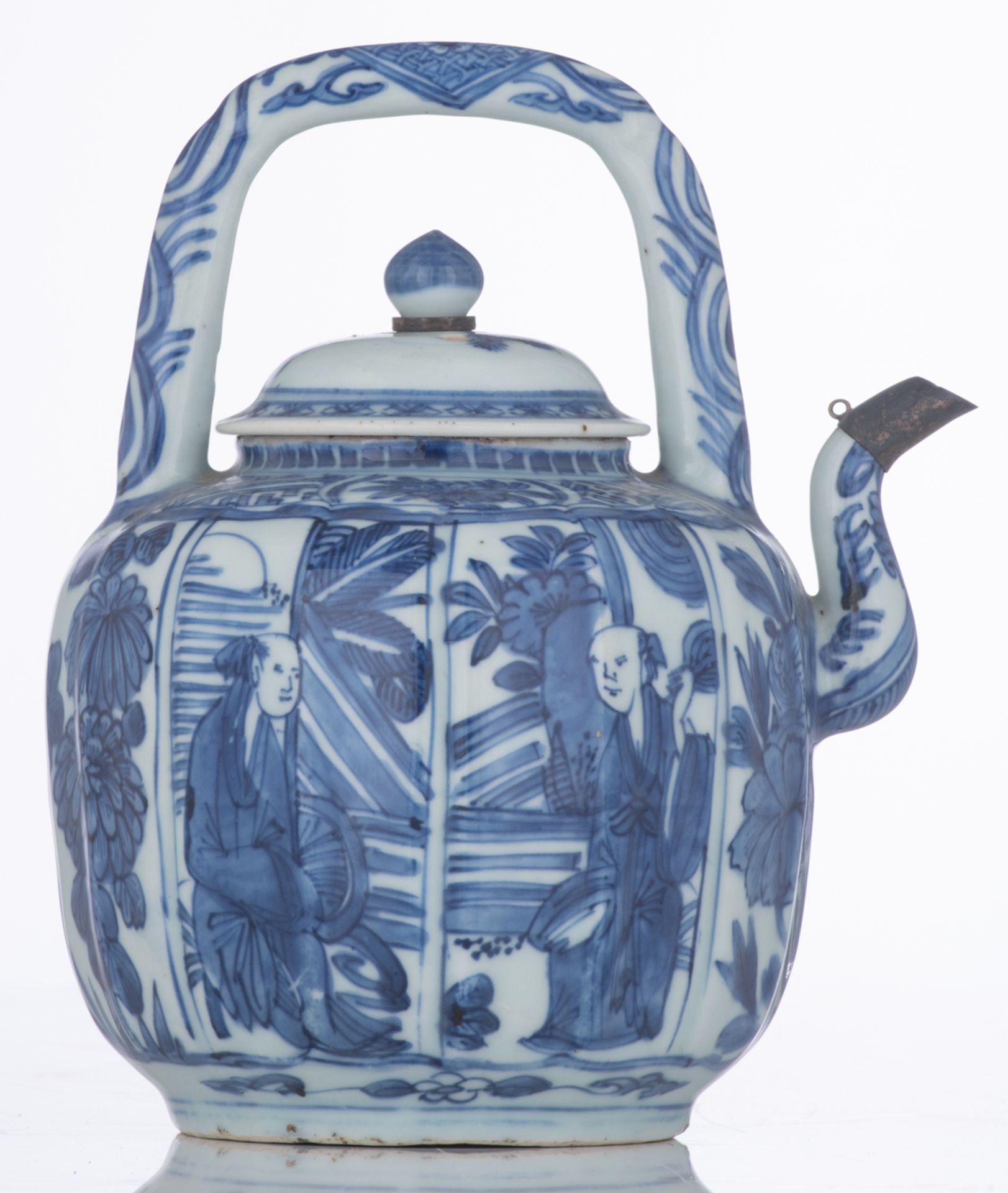 A Chinese blue and white teapot and cover, the spout with silver plated mount, Wanli period, about 1 - Bild 3 aus 6