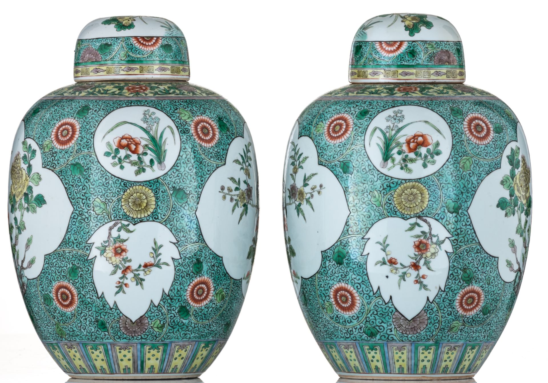 Two large famille verte baluster shaped jars and cover, of baluster shape, richly decorated with nat - Bild 3 aus 7