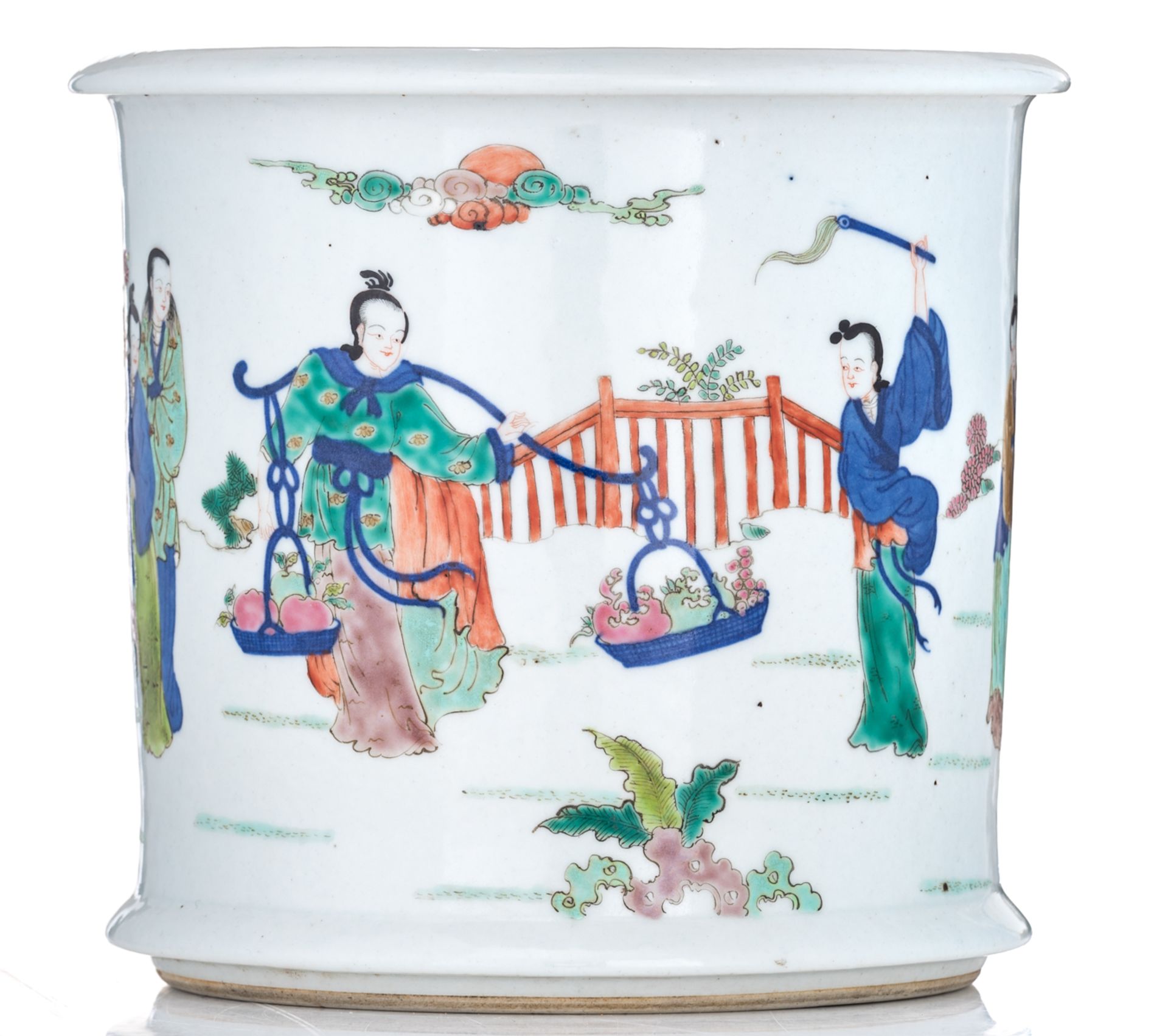 A Chinese polychrome brush pot, decorated with figures and birds in a landscape, with a Jiajing mark - Bild 2 aus 7