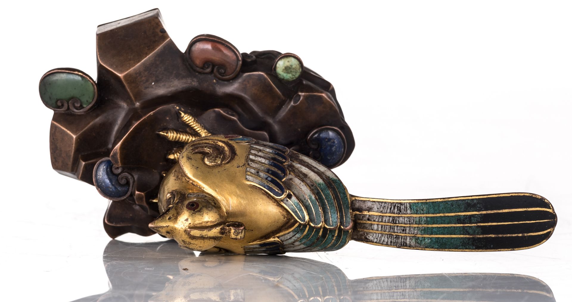 A Chinese champlevé enameled gilt and patinated bronze sculpture set with semi-precious stones, 18th - Bild 6 aus 8