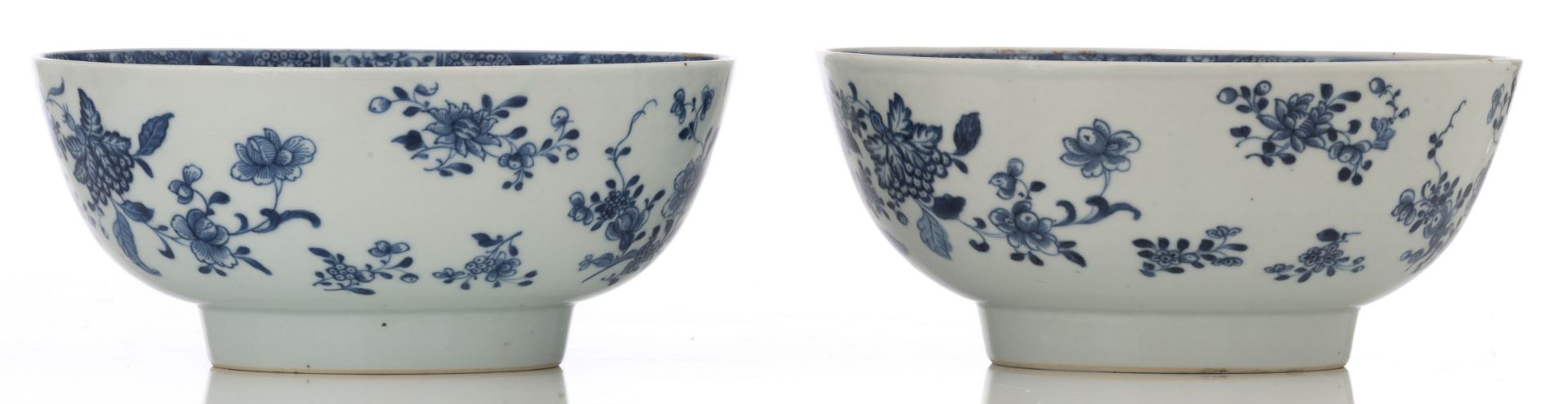 A lot of various Chinese blue and white porcelain items, consisting of two large bowls, a small ture - Bild 3 aus 11