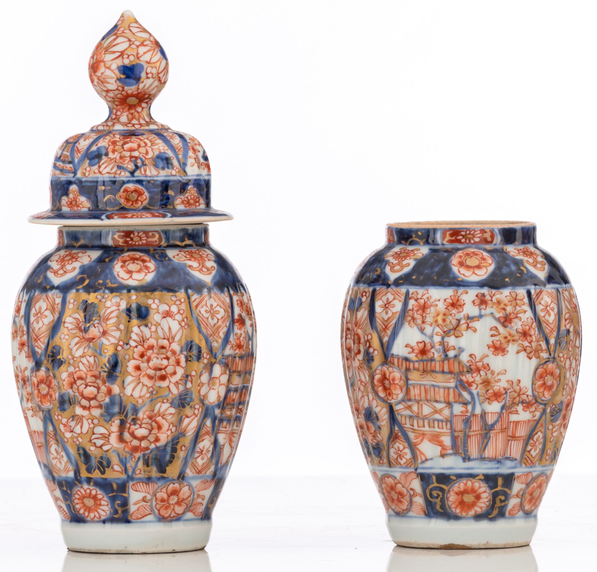 A lot of five Japanese Arita Imari vases and a ditto covered jarlet, added a ditto cabinet set, late - Image 13 of 15