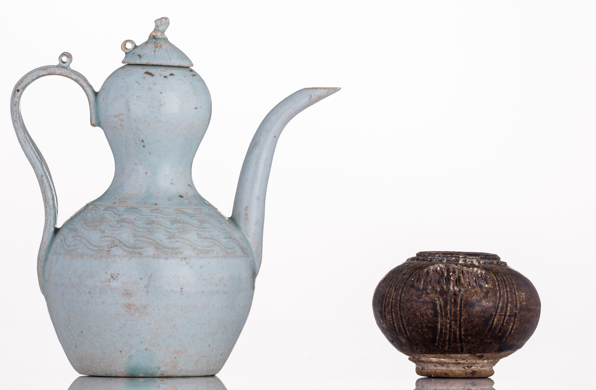 A Chinese Song type celadon glazed gourd shaped ewer with incised decoration; added a ditto red brow - Bild 4 aus 8