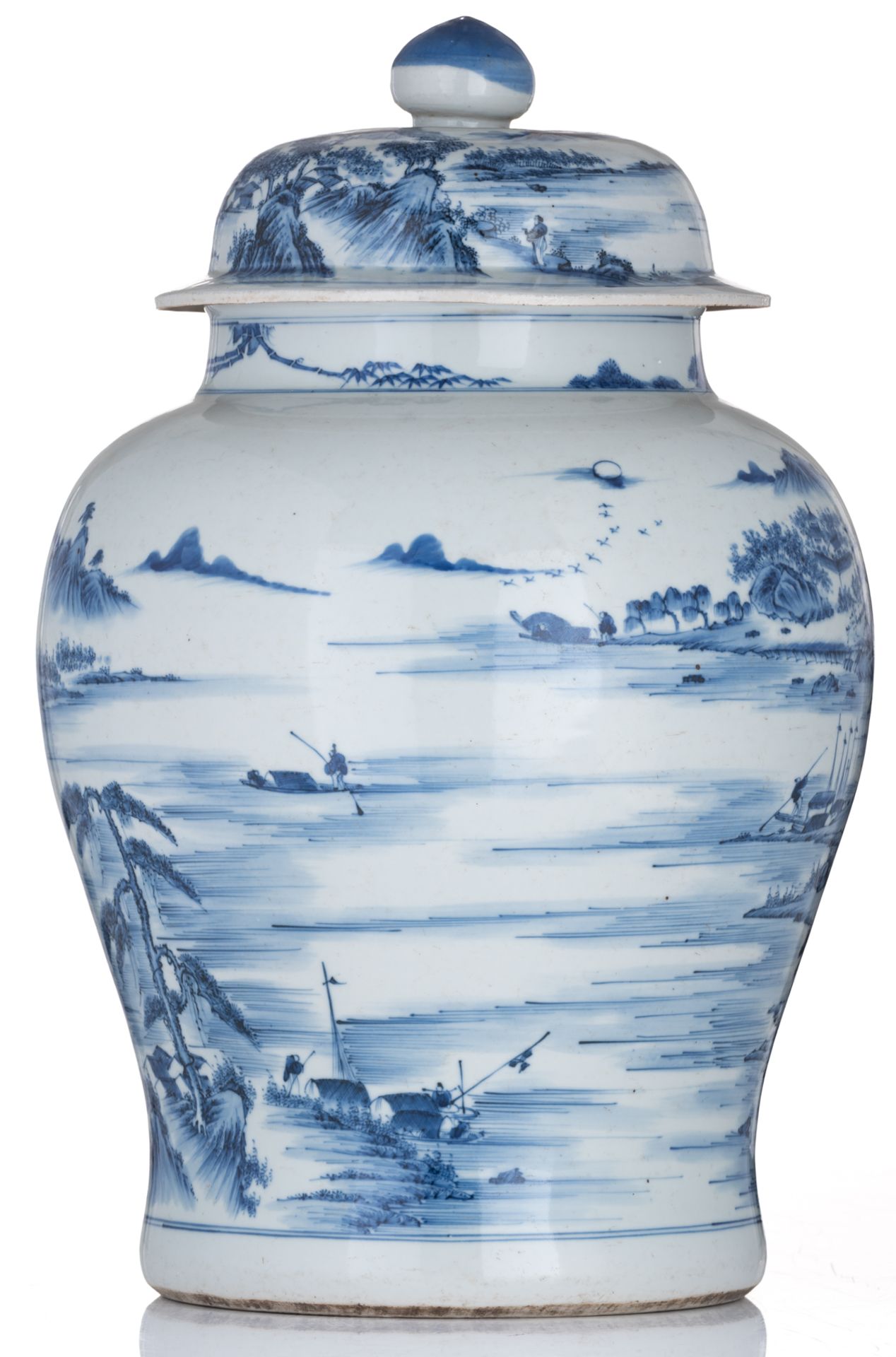 A large Chinese blue and white vase and cover, overall decorated with fishermen in a mountainous riv - Bild 2 aus 6