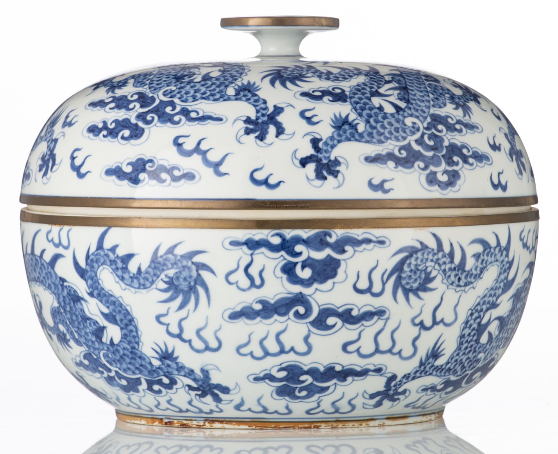 A Chinese blue and white bowl and cover, decorated with dragons chasing the flaming pearl amongst cl - Bild 4 aus 7