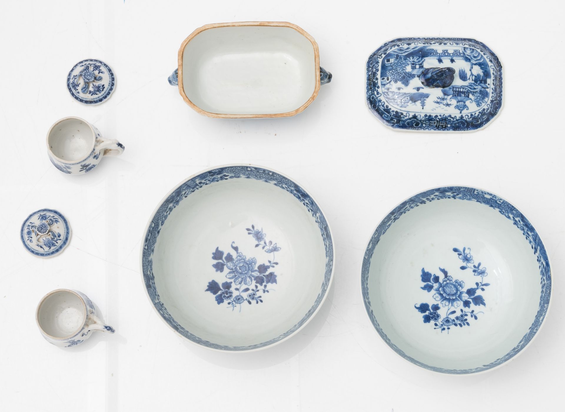 A lot of various Chinese blue and white porcelain items, consisting of two large bowls, a small ture - Bild 10 aus 11