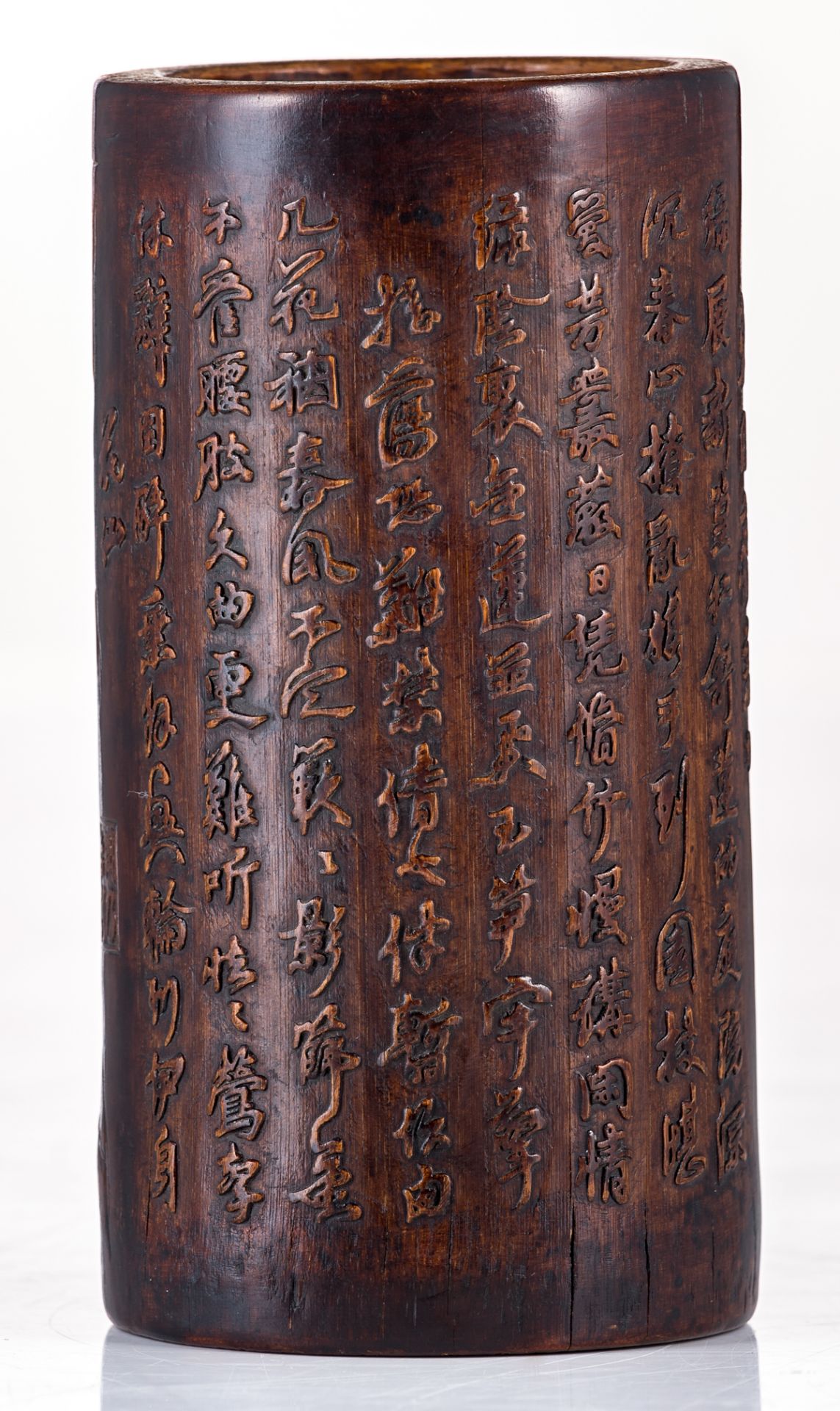 A sculpted bamboo brushpot decorated to one side with an erotic scene, the reverse with a tekst, tel - Bild 4 aus 8