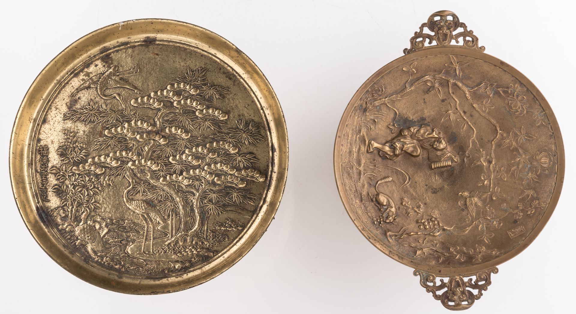 A bronze ornamental footed dish, the well decorated with birds in a landscape, the tripod base eleph - Bild 6 aus 9