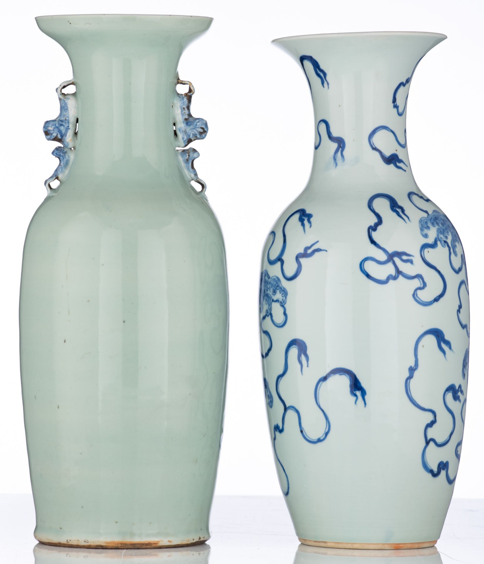 A Chinese celadon ground blue and white vase, decorated with Fu lions, 19thC; added a similar vase, - Bild 3 aus 6