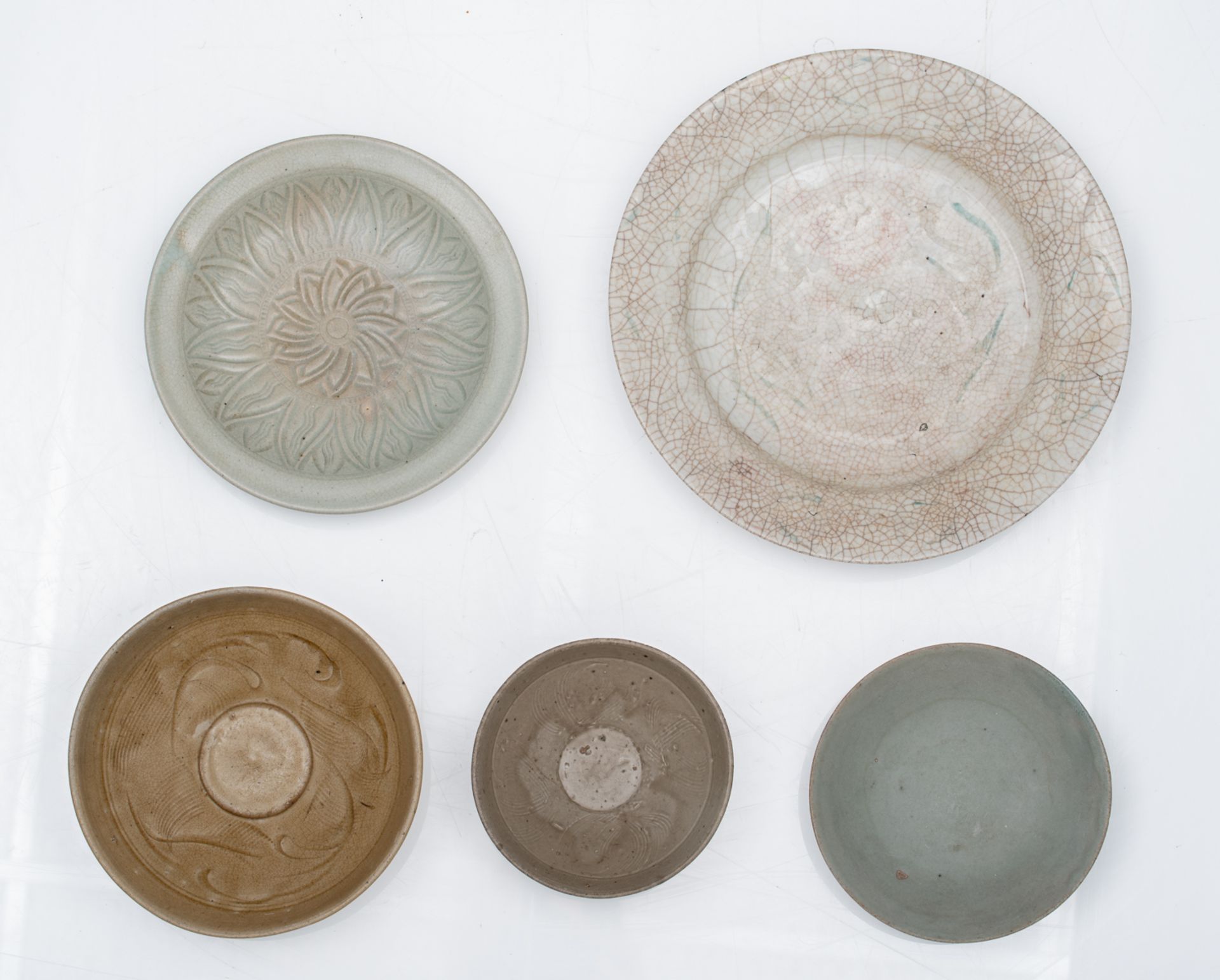 A lot consisting of various stoneware celadon glazed Northern Song type bowls and dishes, two of the - Bild 6 aus 7