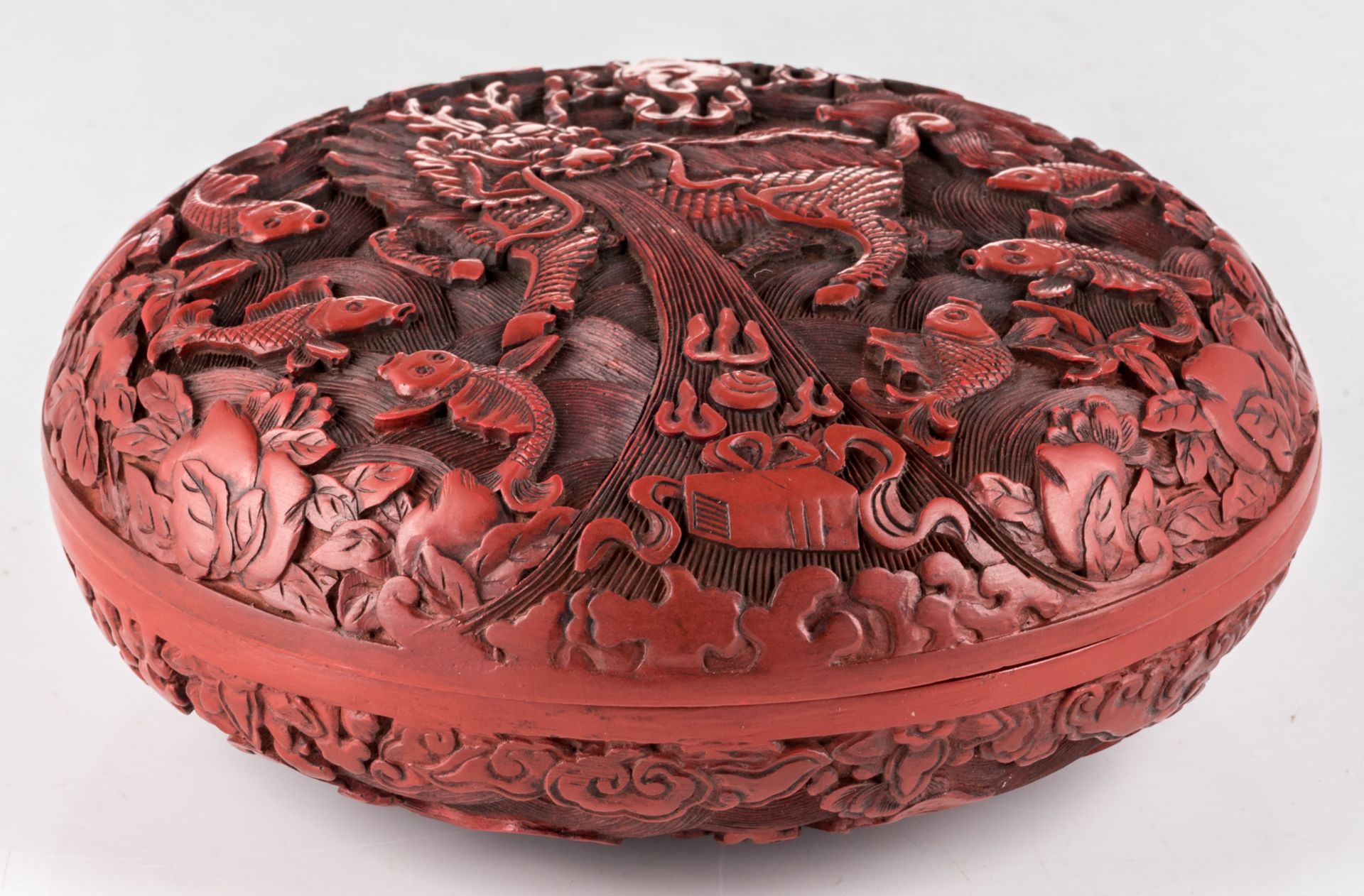 A Chinese Peking cinnabar lacquer box, both sides richly carved, one side with lions, one side with - Bild 3 aus 3