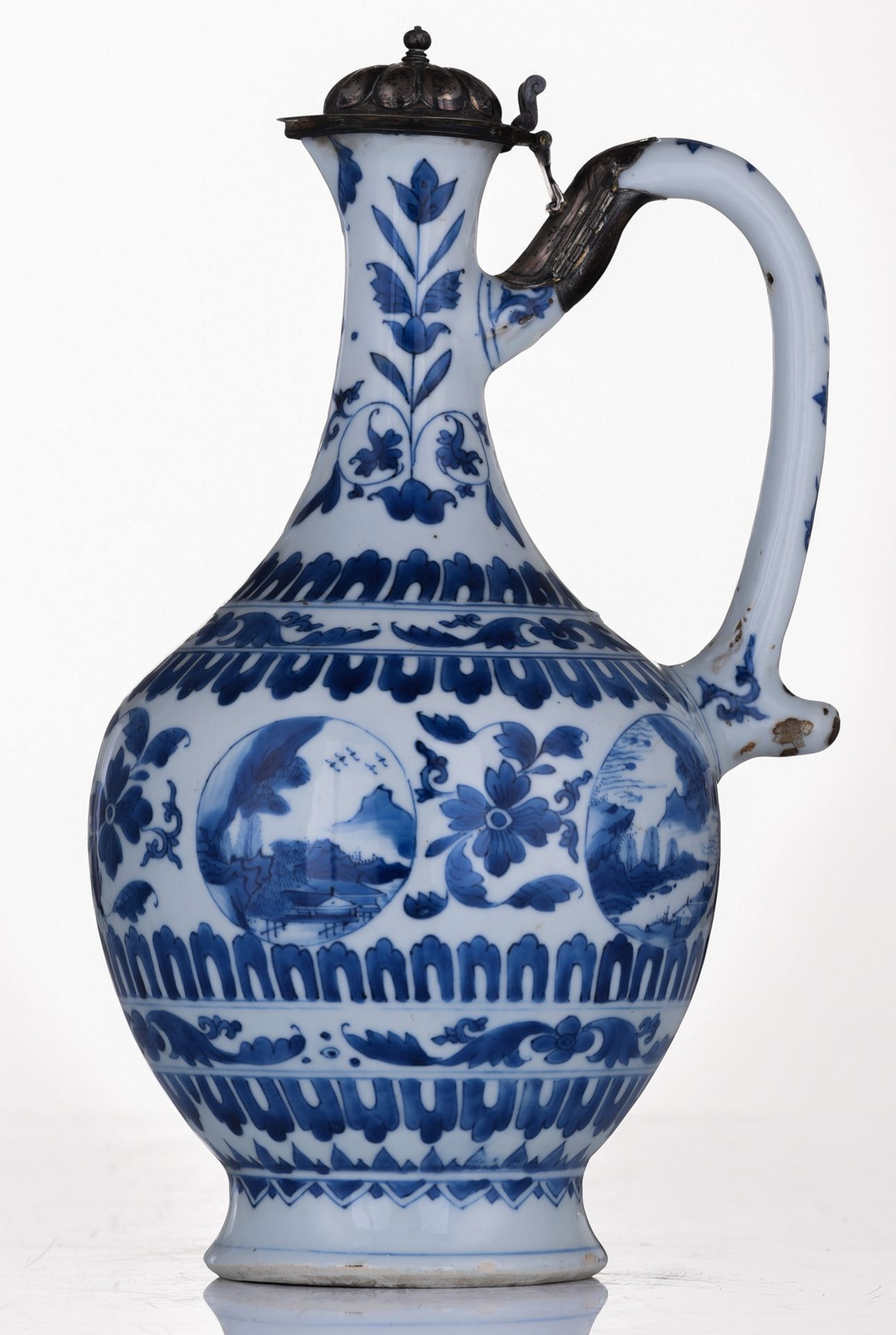 A Chinese blue and white jug with a silver cover, decorated on the neck with a stylised tulip and on - Bild 2 aus 7