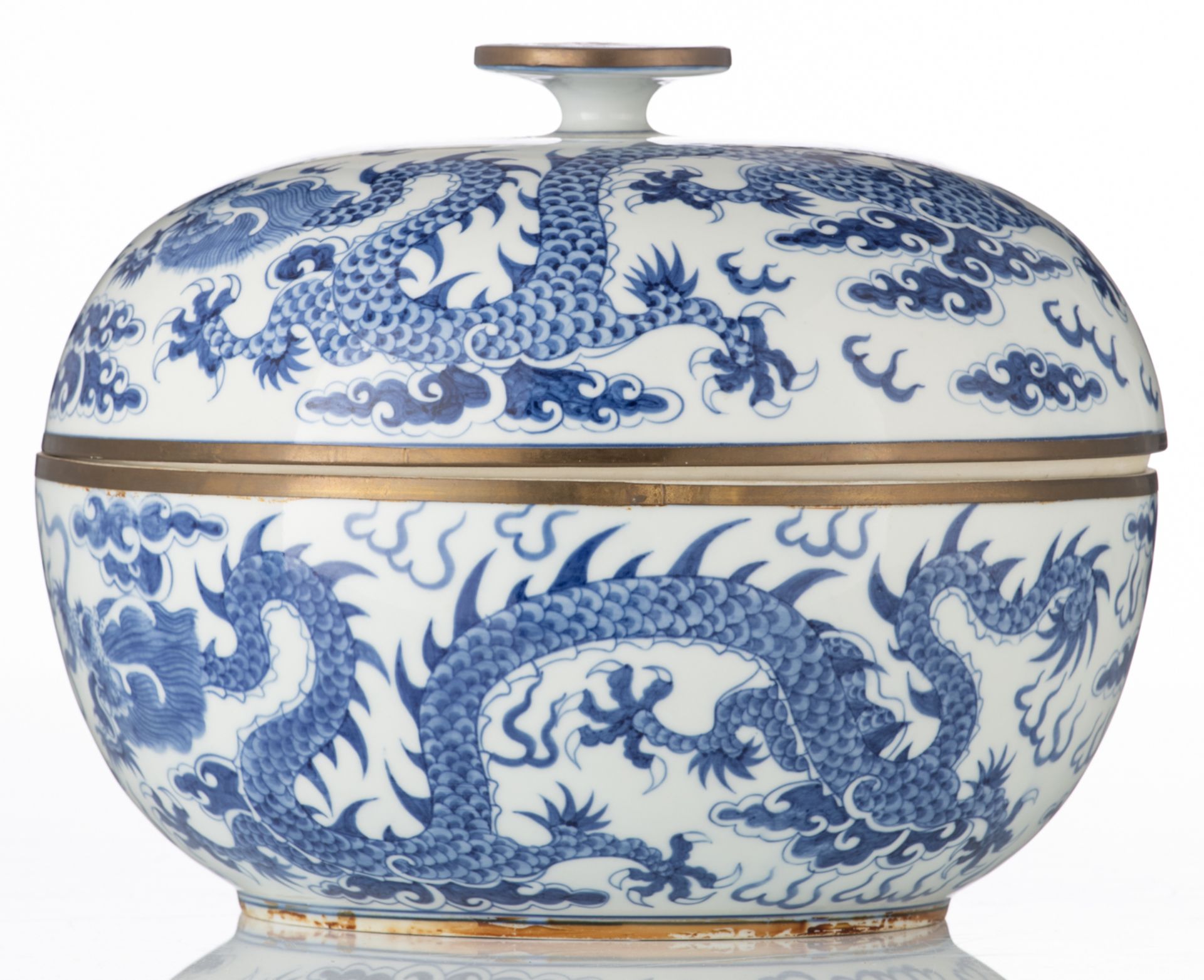 A Chinese blue and white bowl and cover, decorated with dragons chasing the flaming pearl amongst cl - Bild 3 aus 7