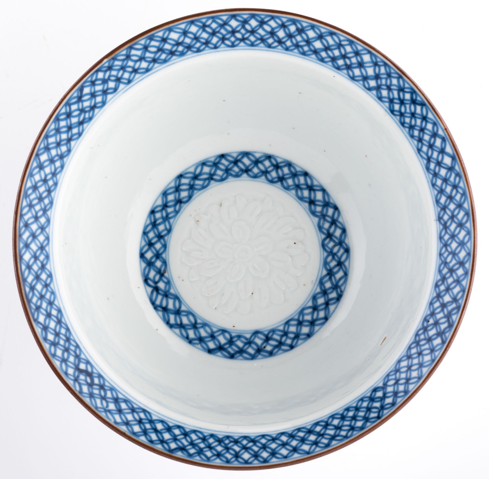 A Chinese porcelain blue and white bowl with a small flat rim, Kangxi (ca 1690-1722), H 8 - ø 20 cm - Image 6 of 7