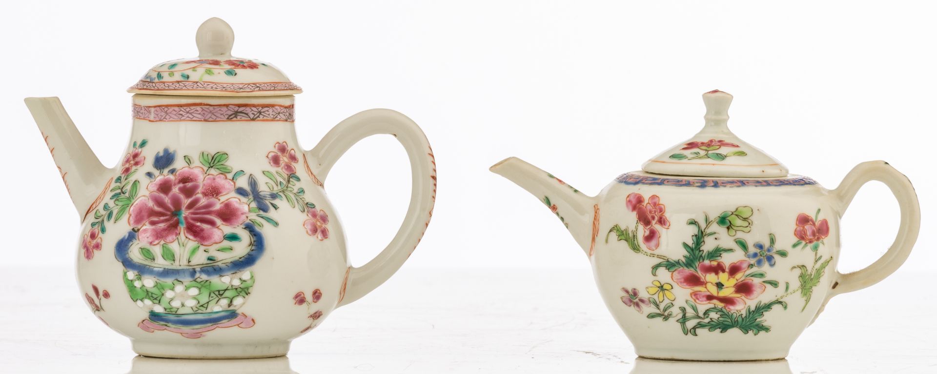 A lot of three Chinese famille rose porcelain coffee pots (one with silver mount) and two small tea - Bild 6 aus 11